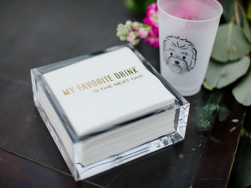 ककटेल नेपकिनहरू आकार र प्रकार्यको सर्तमा अन्य प्रकारका नैपकिनहरूबाट कसरी फरक छन्?